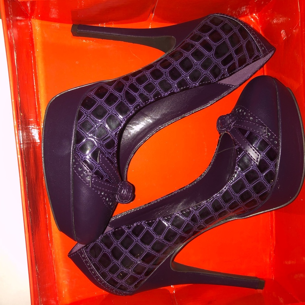 NWOT in box still- never worn - DOTTIE style - size 8 Charles David 5” leather